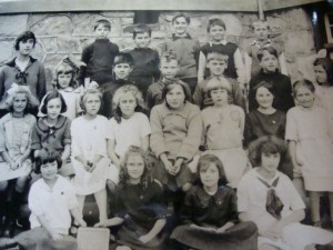 A class at Lampson Elementery School in Esquimalt, c. 1914. Courtesy of Greater Victoria School District Archives.